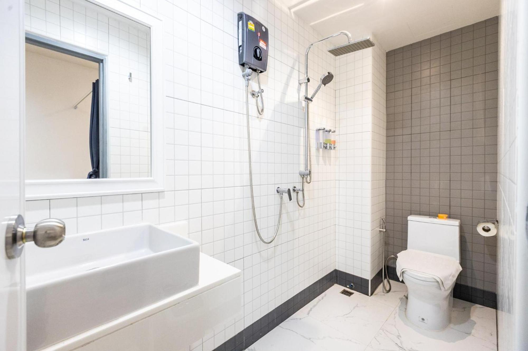Baan Kun Mhor Hostel บ้านคุณหมอโฮสเทล 방콕 외부 사진